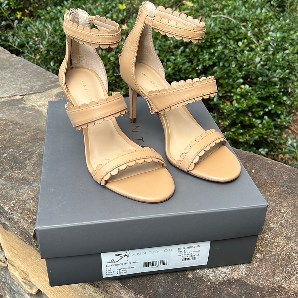 Ann Taylor Raina Scalloped Heeled Sandal, size 6